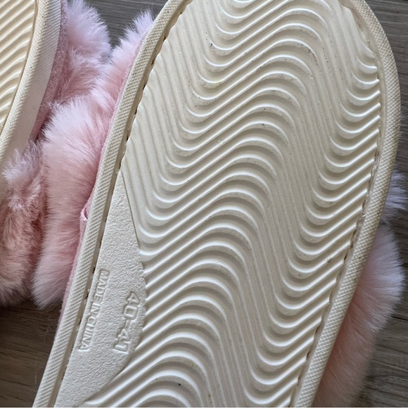 Amazon Light Pink Fuzzy Slippers - Size 8.5 - Picture 4 of 5